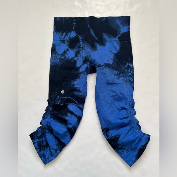 Lululemon Blue and Black Tie Dye In The Flow Crop Leggings Sz 4 - Picture 4 of 8